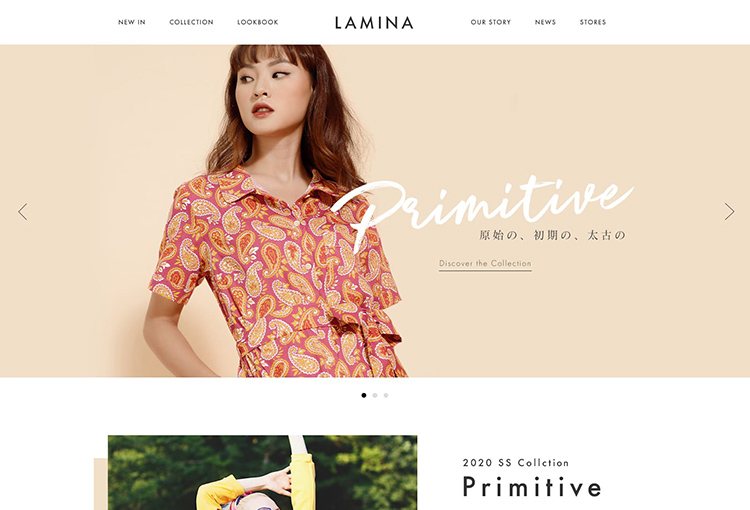 LAMINAのWebサイト。ベージュの背景に派手な柄の赤っぽいシャツを着てポーズをとっている女性が表示されている