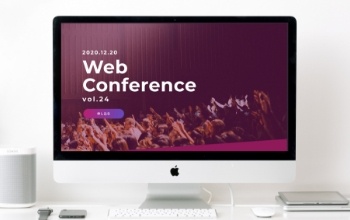 白いデスクの上にPCがあり画面にはWeb Conferenceと表示されている
